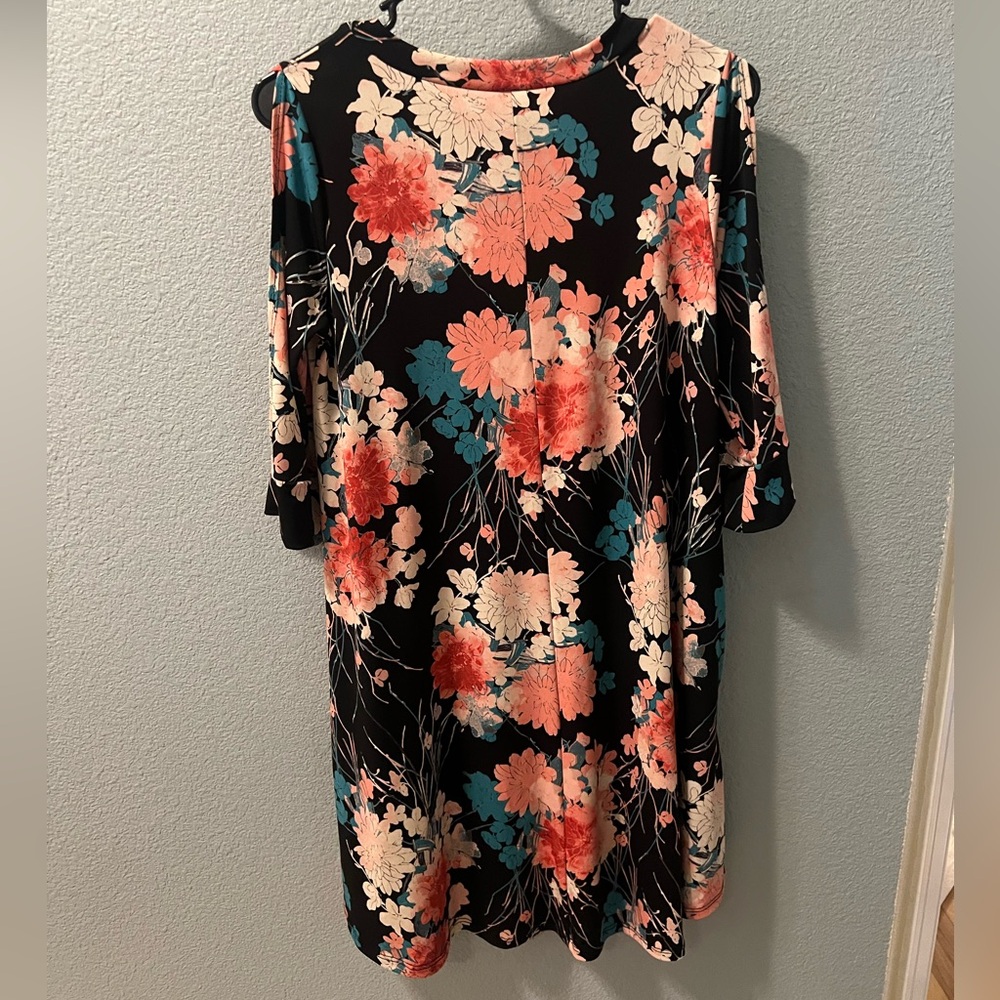 Dress with cut out sleeves and pockets size small - Picture 4 of 5